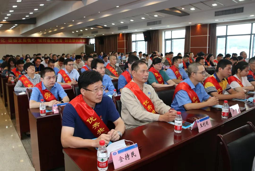 amjs澳金沙门线路首页举行庆祝建党99周年、  建厂70周年暨先进表彰大会(图3)
